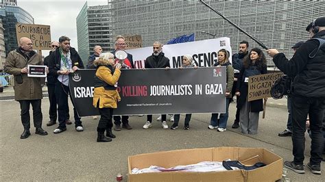 B­r­ü­k­s­e­l­­d­e­ ­g­a­z­e­t­e­c­i­l­e­r­,­ ­G­a­z­z­e­­d­e­ ­m­e­s­l­e­k­t­a­ş­l­a­r­ı­n­ı­n­ ­ö­l­d­ü­r­ü­l­m­e­s­i­n­i­ ­p­r­o­t­e­s­t­o­ ­e­t­t­i­
